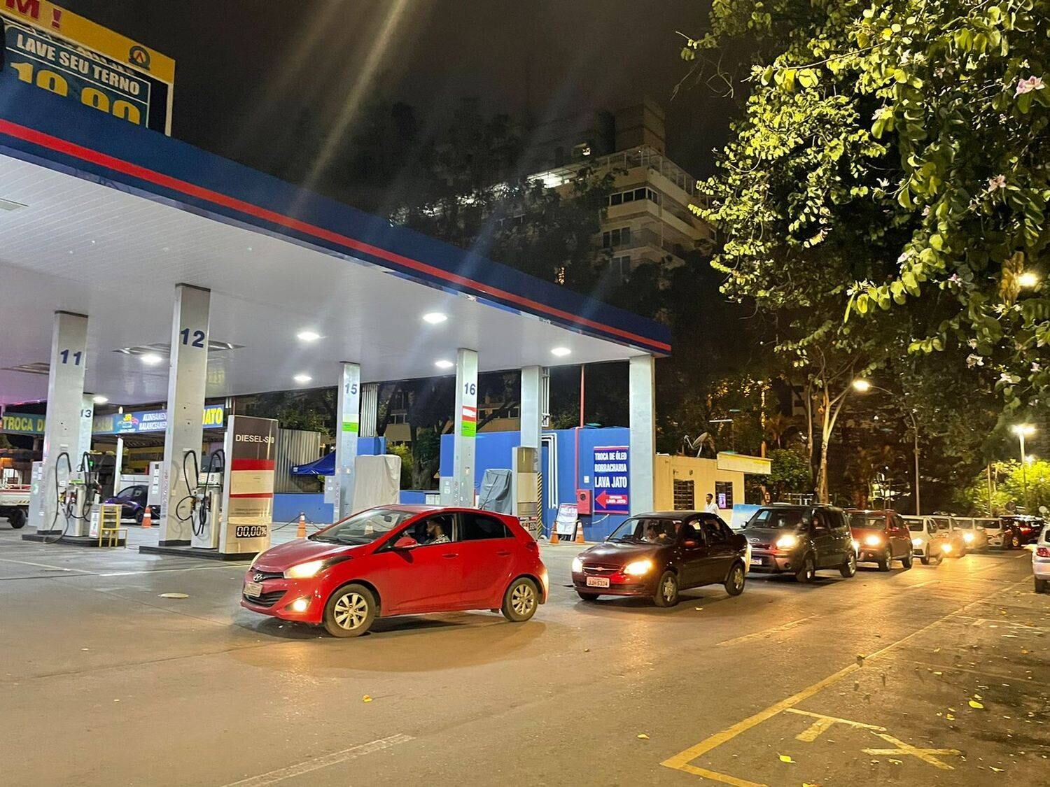 Na foto, carros fazem fila por combustível em Brasília