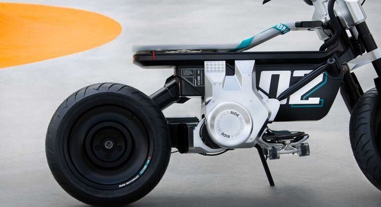 Motocicleta tem rodas de 15 polegadas