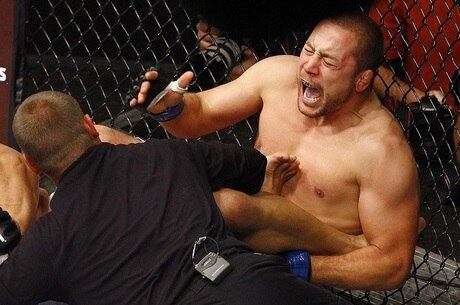 Mike Pierce foi finalizado por Toquinho ainda no 1º round