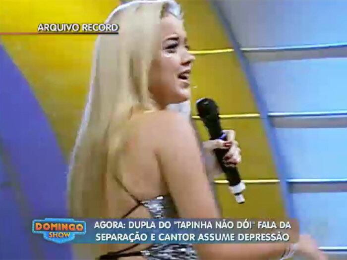 

Você deve ter notado que está faltando uma pessoa nessa
conversa. Sim, ela que ficou famosa no Brasil com o refrão do Tapinha não Dói.
Onde está Mc Bela? Doze anos depois, MC Naldinho continua no funk, mas, a
antiga parceira não. Tanto é que agora atende pelo nome verdadeiro: Marcela



+ Aproveite e confira as matérias do programa Domingo Show

+ Já curtiu a página do Domingo Show no Facebook? É só clicar!

+ Siga o Domingo Show no Twitter e receba todas as notícias do programa