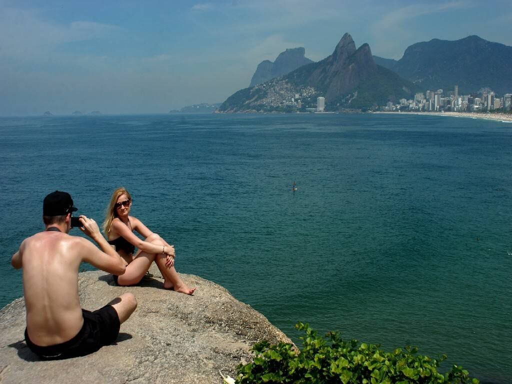 A pedra do Arpoador tem um cenário perfeito para fotos. A loira pediu para o parceiro de passeio fotografá-la com o morro Dois Irmãos ao fundo