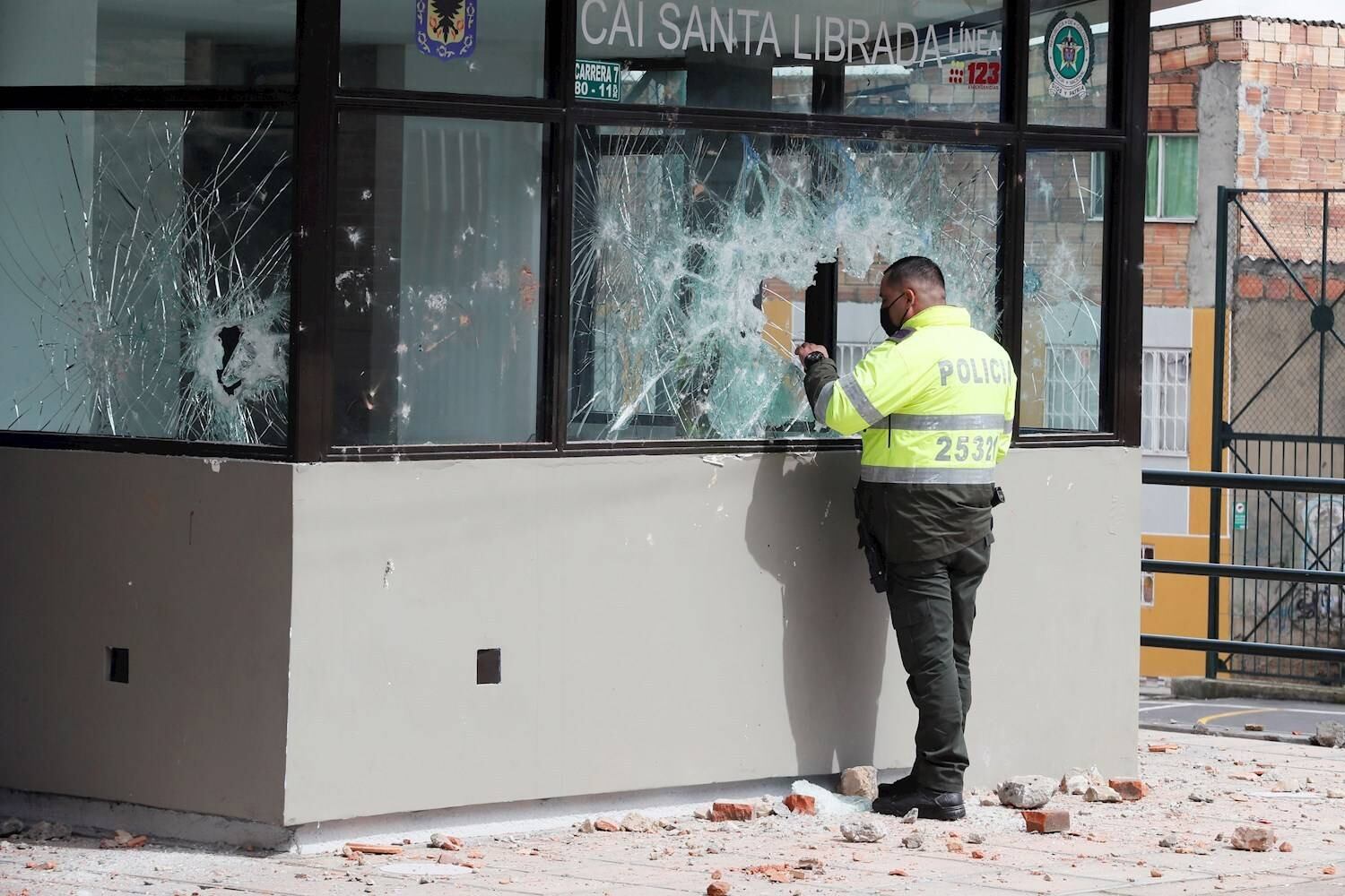 Por sua parte, a polícia afirmou que 25 dos seus Comandos de Atendimento Imediato (CAI) foram atacados por multidões e que três dessas delegacias foram completamente destruídas