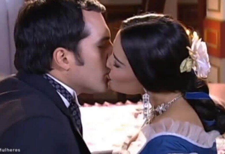 Um dos primeiros clientes da jovem é Ferreira Pinto, moço pragmático, oportunista e dono da Gazeta Liberal. Ele fica encantado com as seduções de Lúcia e os dois se envolvem intimamente. A mulher cria uma certa afinidade com o rapaz e se nega a aceitar outros clientes, apesar de Ferreira não estar realmente apaixonado. Com a companhia dele, Lúcia começa a gostar do que faz e não pretende voltar à vida pobre de antigamente
