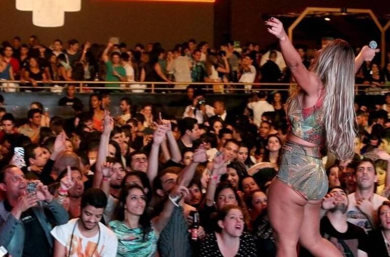 Valesca Popozuda usou shortinho e deixou a celulite aparecer em Brasília. O R7 mostrou nesta semana que o figurino da funkeira não valorizou o corpo e mostrou também umas gordurinhas. Veja!  
