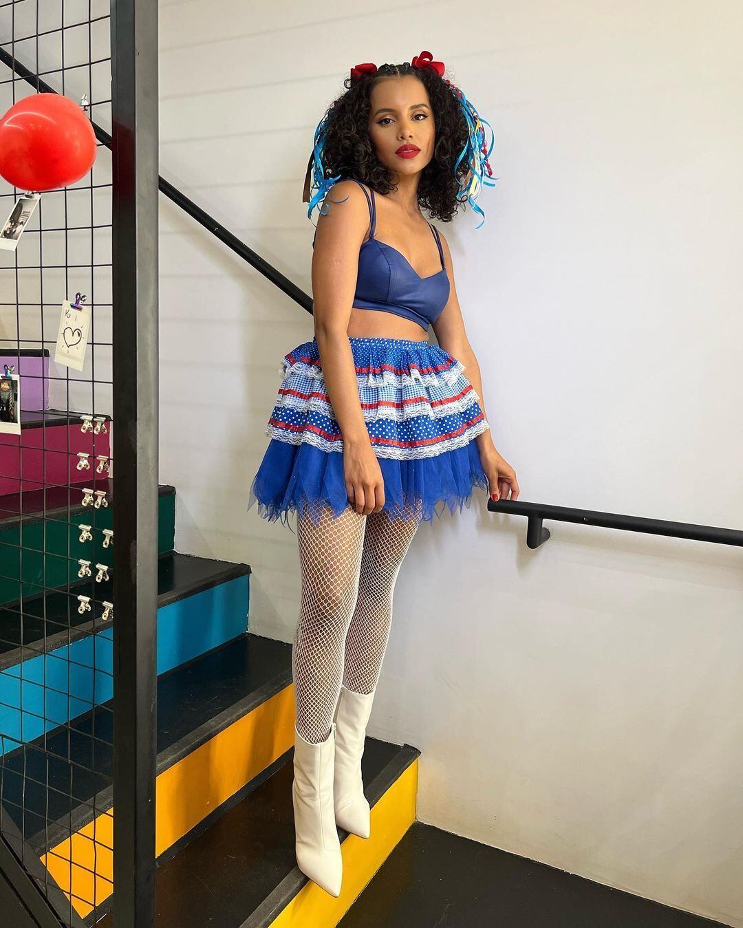 Gleici Damasceno montou um look com toques sensuais para curtir uma arraiá na semana passada. Ela combinou uma saia típica com top e botas brancas. Mas o diferencial do figurino é a meia-arrastão, que não costuma aparecer nos trajes juninos - e caiu superbem