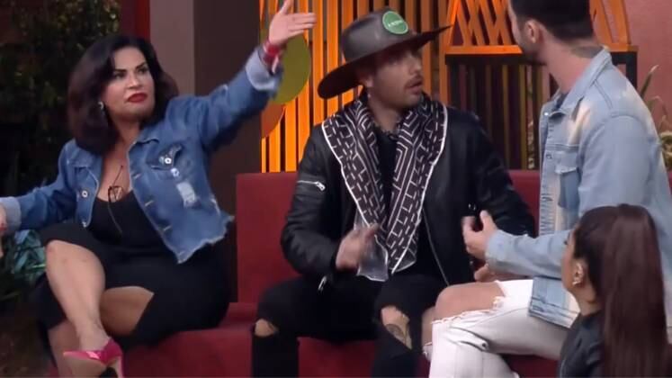 Primeiro barraco da temporada

Não demorou muito para que Solange perdesse a paciência no reality show, ao ser chamada de "velha" por Rico Melquiades, a peoa revidou e disse que o colega era "feio"! A discussão deixou o clima pesado na sede e foi motivo de muita fofoca. Entretanto, os participantes deixaram os conflitos de lado com o passar do tempo e criaram uma relação amigável no programa
