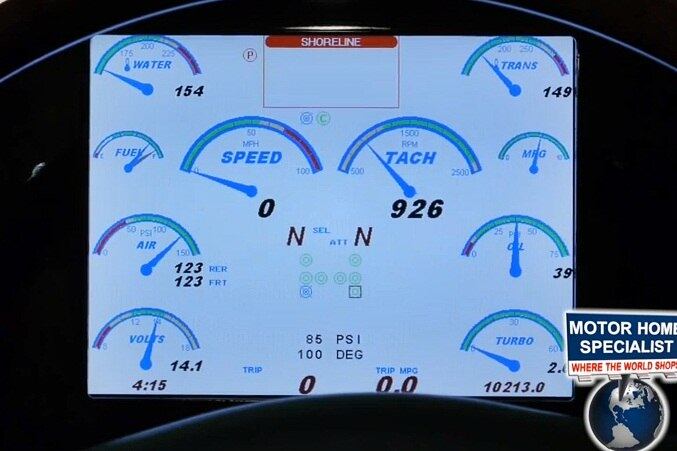 Atrás do volante há uma ampla tela LCD que mostra informações como velocidade, temperatura e pressão do turbo
