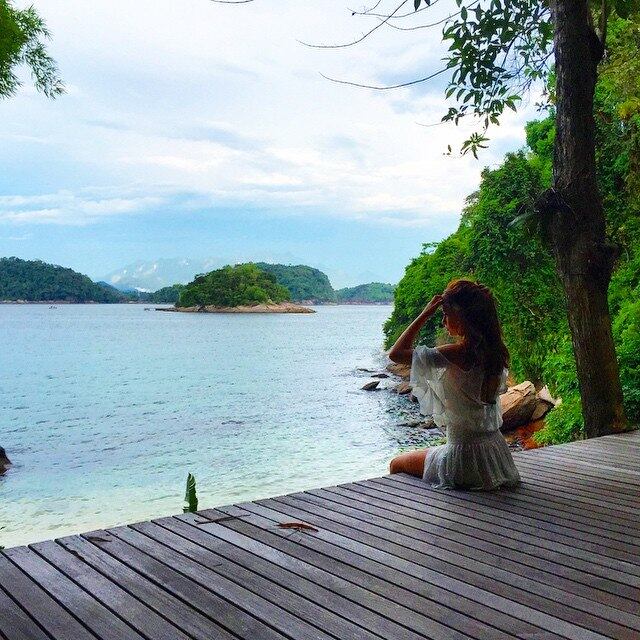 Marina Ruy Barbosa aproveita a paisagem incrível para tirar fotos deslumbrantes em Angra