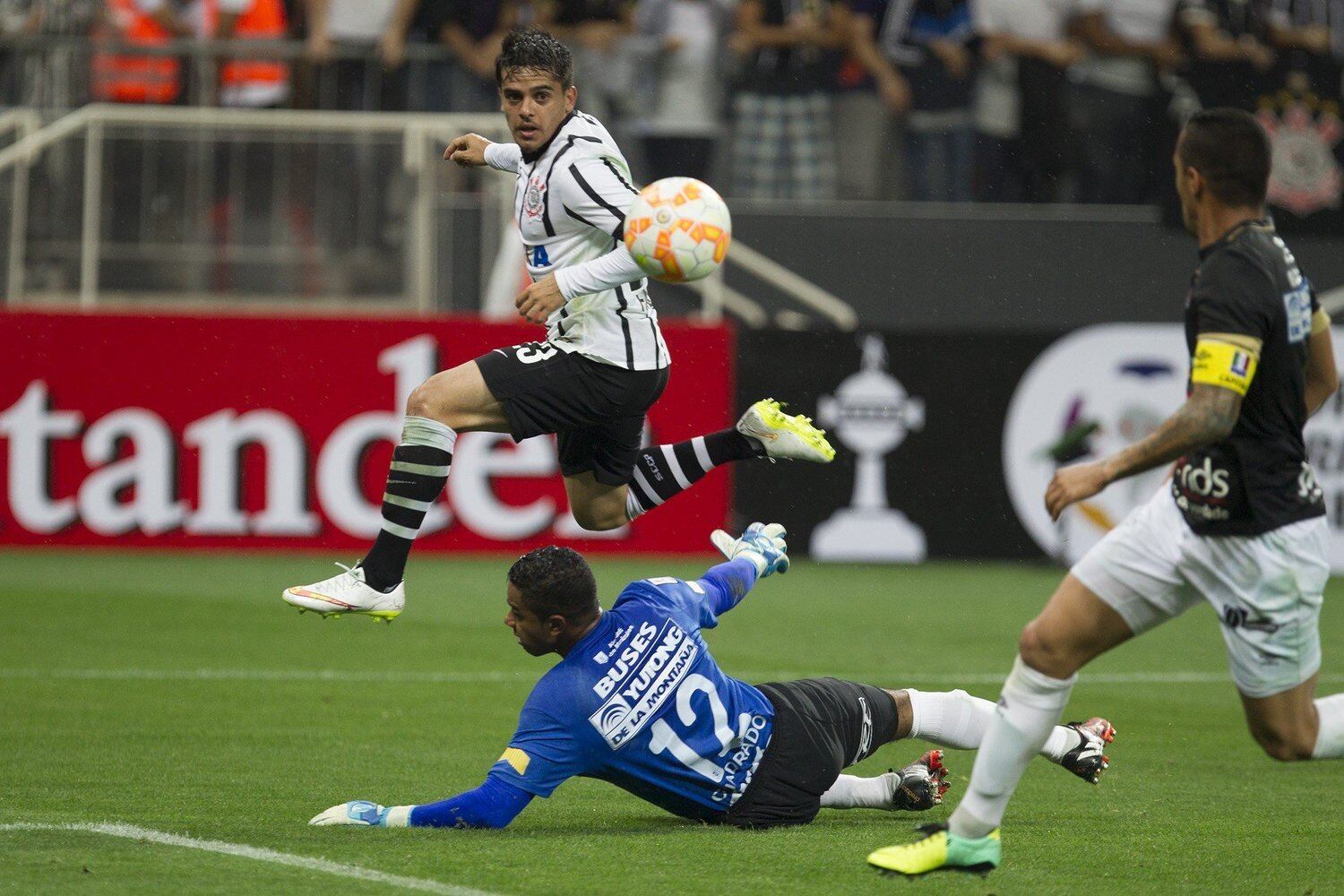 Corinthians 4 x 0 Once Caldas-COL - Primeira fase da Libertadores 2015 (jogo de ida) - 18 de fevereiro de 2015 (classificado à fase de grupos com empate de 1 a 1 na volta)