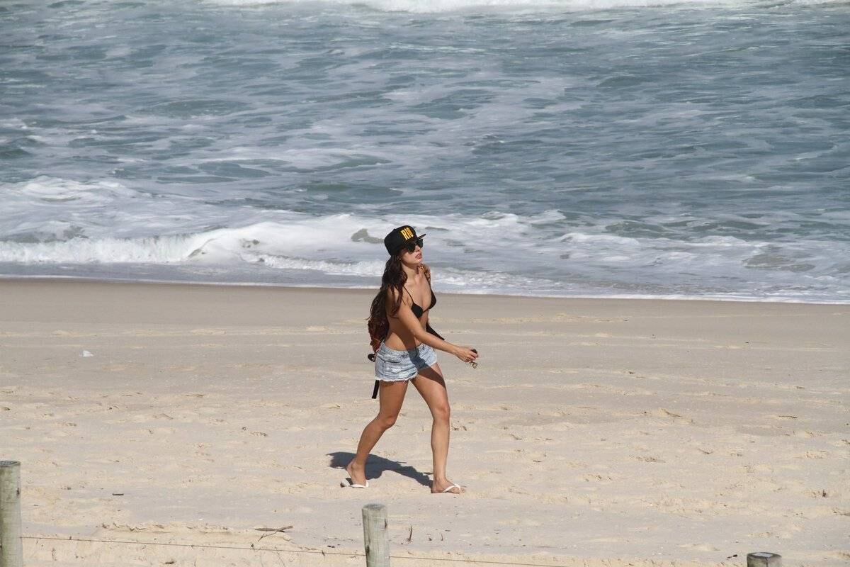 Isis Valverde esteve na praia da Reserva, no Rio
