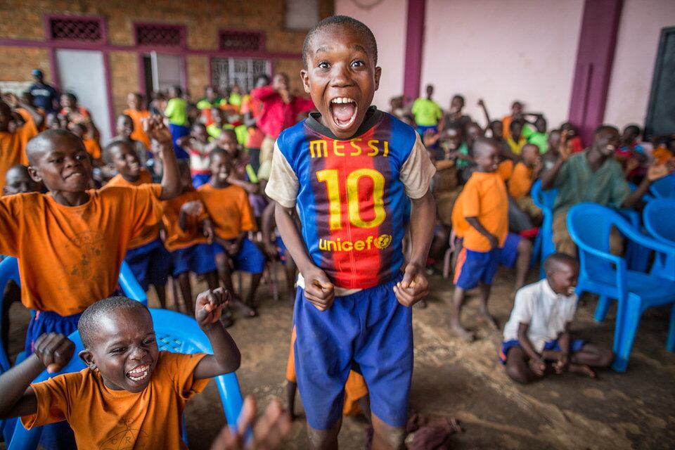 Crianças brincam após a visita de representantes da Children Restoration Outreach, uma organização em Uganda empenhada em reintegrar crianças de rua na sociedade e reconstruir suas vidas, ajudando, também, suas famílias a se tornarem autossuficientes 