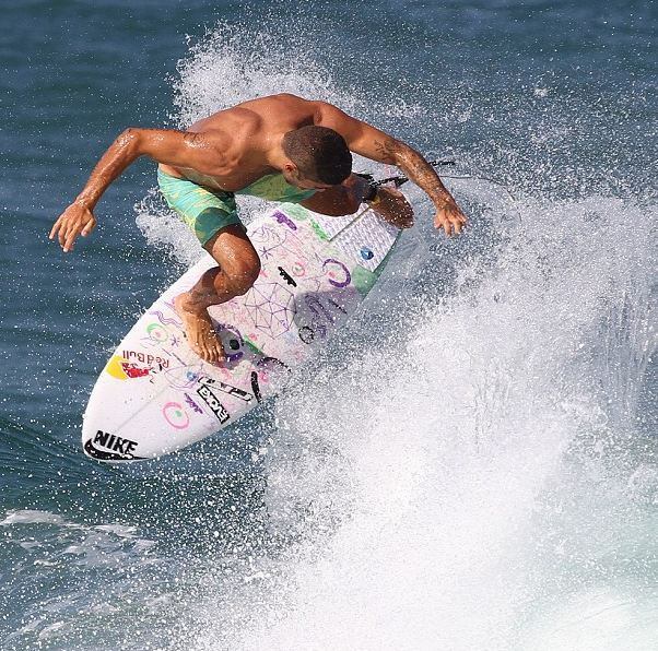 O gosto pelo surfe de Pedro começou aos 11 anos. Mais tarde e durante uns bons
anos, o carioca levou vida de surfista fanfarrão, fazendo noitadas,
bebendo todas e deixando os treinos para depois. O atleta chegou a ser chamado de talento desperdiçado. Há cerca de dois anos, Scooby
decidiu levar a profissão a sério. Pouco depois, veio Luana e em seguida
o filho, estrutura que foi fundamental para ele voltar a se focar no esporte