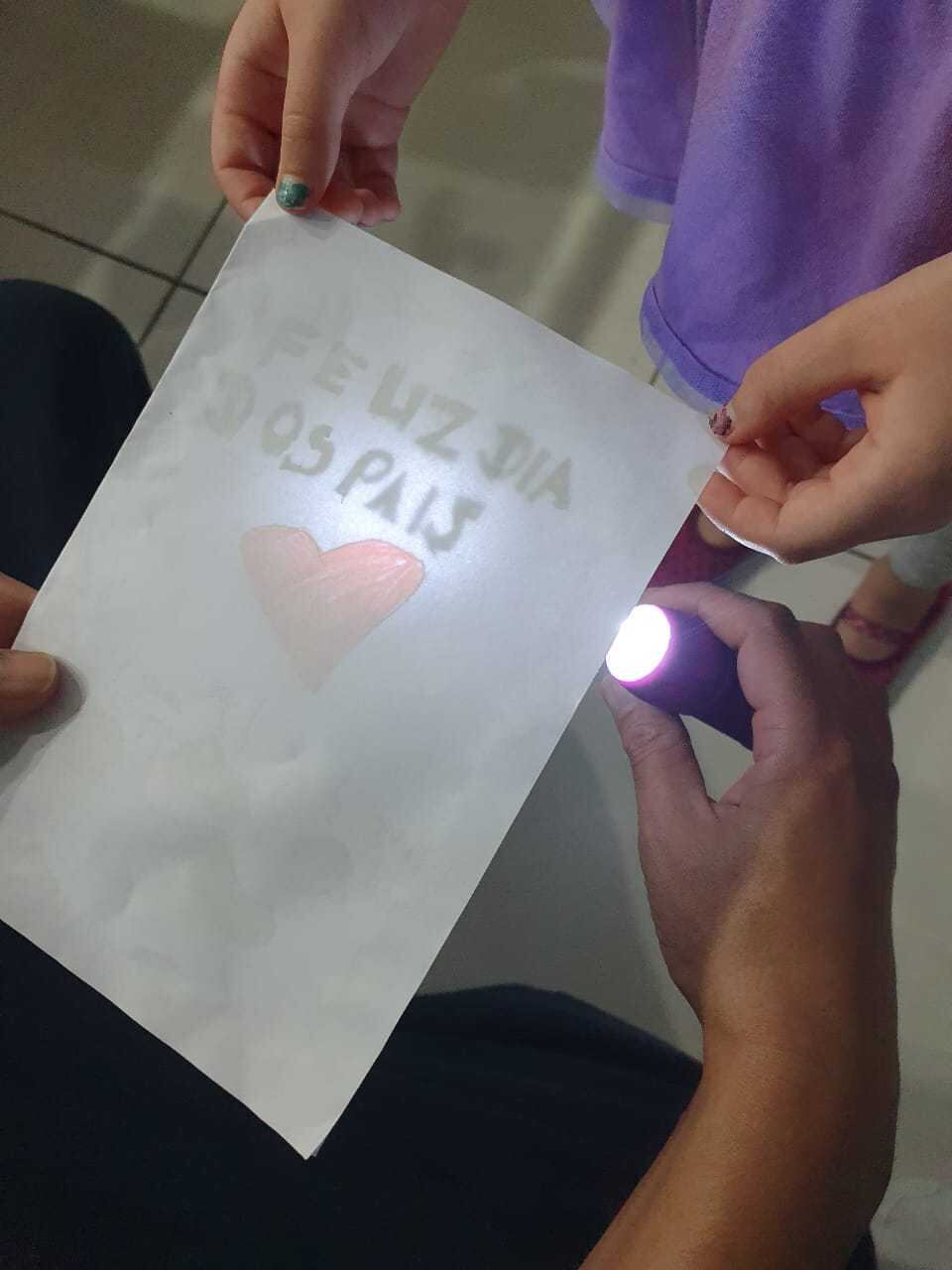 Helena e Pedro: cartão interativo e quadro com suas mãozinhas