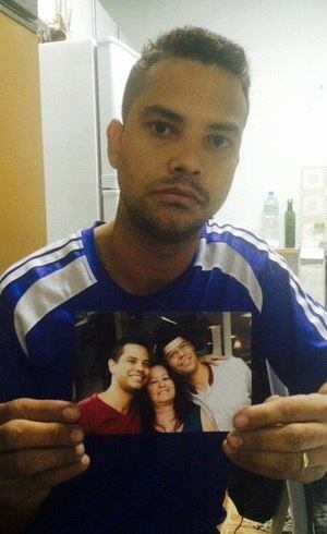 Anderson Ribeiro da Silva segura foto em que aparece ao lado do irmão, Rubens; família o buscou por dois meses até descobrir que ele já estava morto