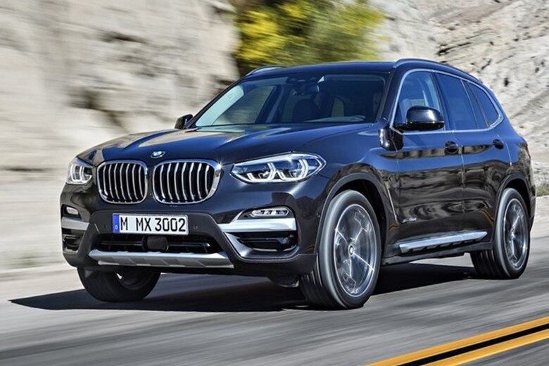 A versão xDrive 20d possui um motor 2.0 litros de 4 cilindros, com 190 cv de potência e e 40,8 kgfm de torque