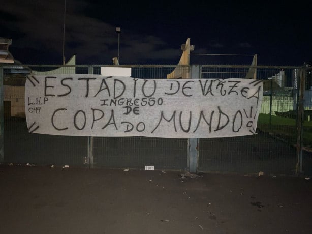 Protesto em frente ao estádio de Maringá. Ingressos 580% mais caro para jogo do Corinthians