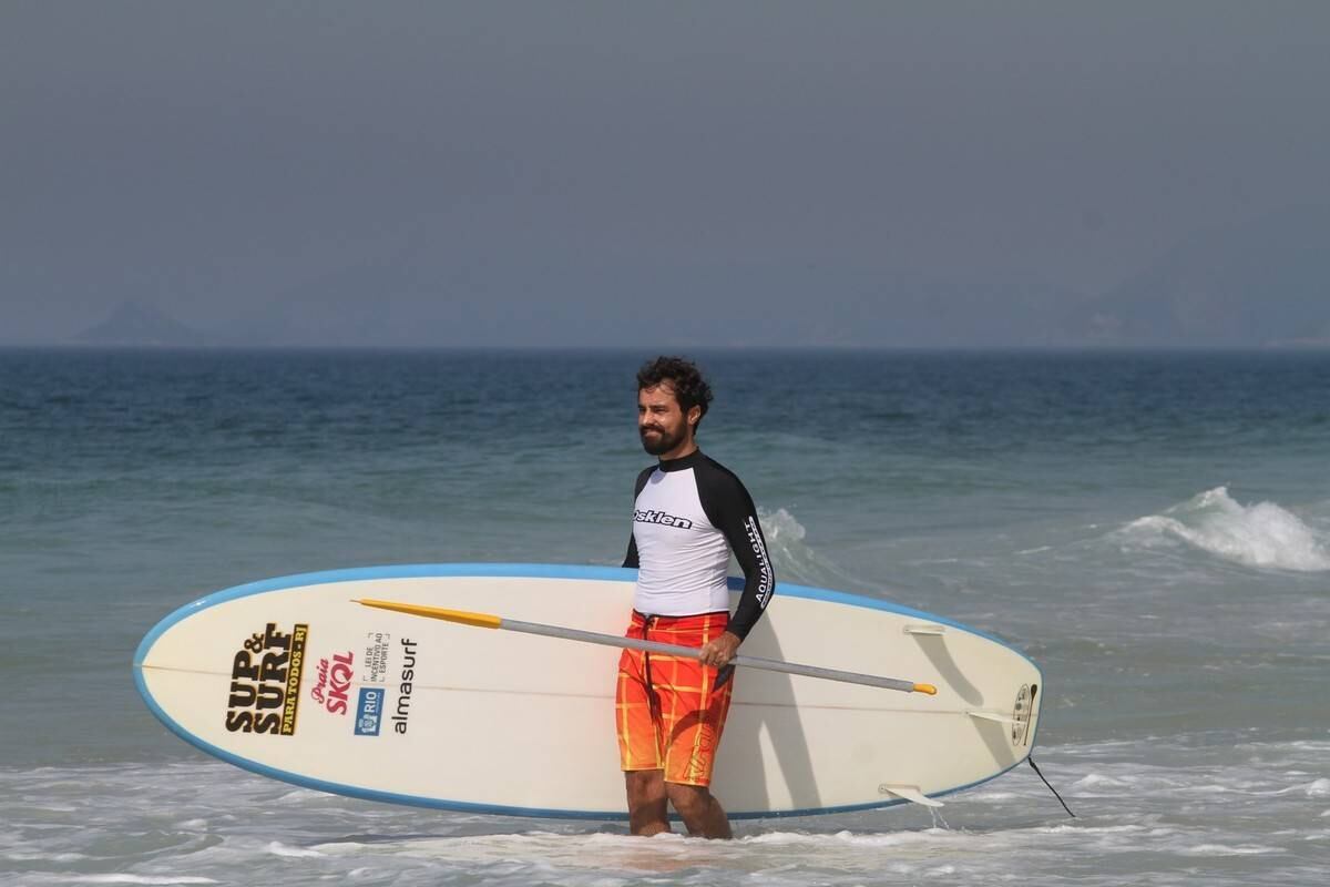 Bruno Gagliasso e Ricardo Pereira praticam stand up paddle na praia da Barra da Tijuca, no Rio
