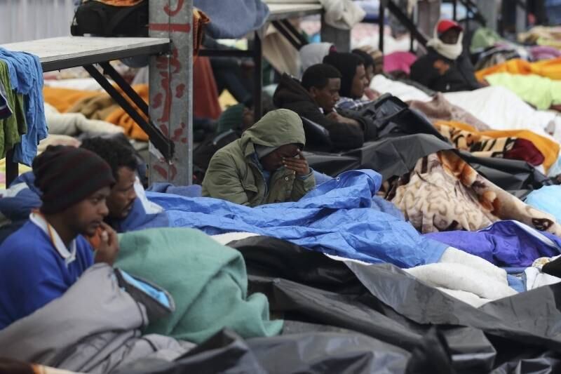 Imigrantes aguardam
embaixo de cobertores em um centro de distribuição de comida após terem deixado
seu abrigo temporário em Calais, no norte da França. Autoridades francesas
declararam na última quarta-feira que intendem fechar três abrigos temporários
nos quais milhares de imigrantes ilegais se reúnem antes de tentar cruzar o
canal da Mancha, rumo à Inglaterra