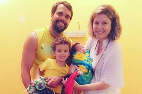 Bárbara posa ao lado dos filhos e do marido