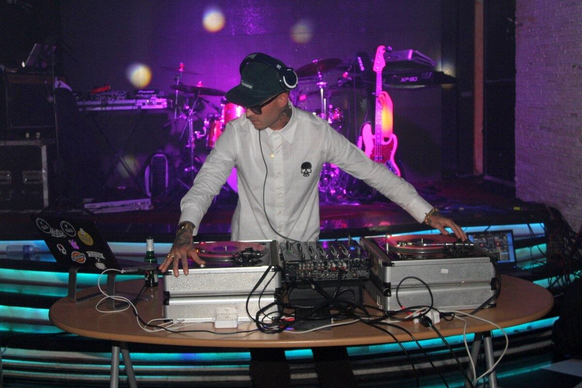 Mateus na mesa de som