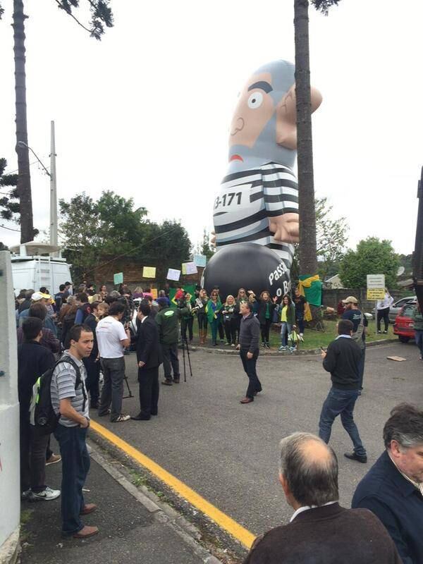 As lideranças populares concordaram também em não usar
objetos infláveis durante as manifestações deste fim de semana