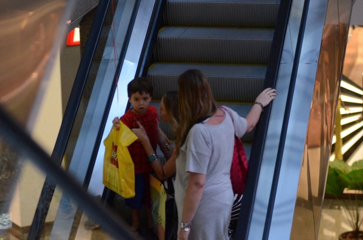 Luana Piovani leva Dom para um passeio ao shopping