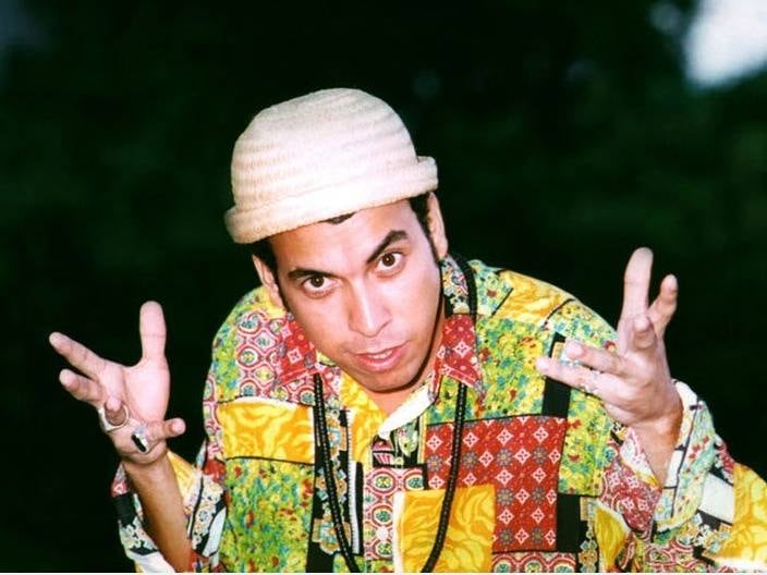 Um acidente tirou a
vida de Chico Science, do Nação Zumb, em 1977. Francisco de Assis França dirigia na
estrada que vai de Recife a Olinda quando bateu seu Uno Mille. O cinto
se rompeu e não protegeu o cantor, que morreu. A Fiat foi obrigada a
pagar uma indenização à família. Os valores, contudo, ficaram em segredo
de Justiça. Nação segue existindo, agora com Jorge du Peixe
nos vocais