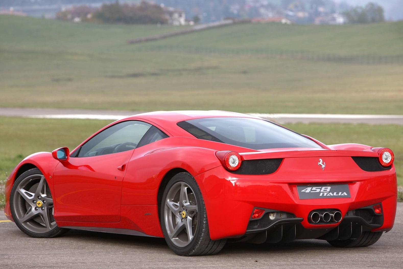 Segundo Alexander, sua Ferrari é escoltada por três seguranças a bordo de um Porsche Cayenne. Mas, se o empresário resolver acelerar, o SUV alemão não conseguirá acompanhar. A versão mais potente do modelo, a Turbo S, acelera de 0 a 100 km/h em 4,5 segundos

Saiba tudo sobre carros! Acesse www.r7.com/carros
