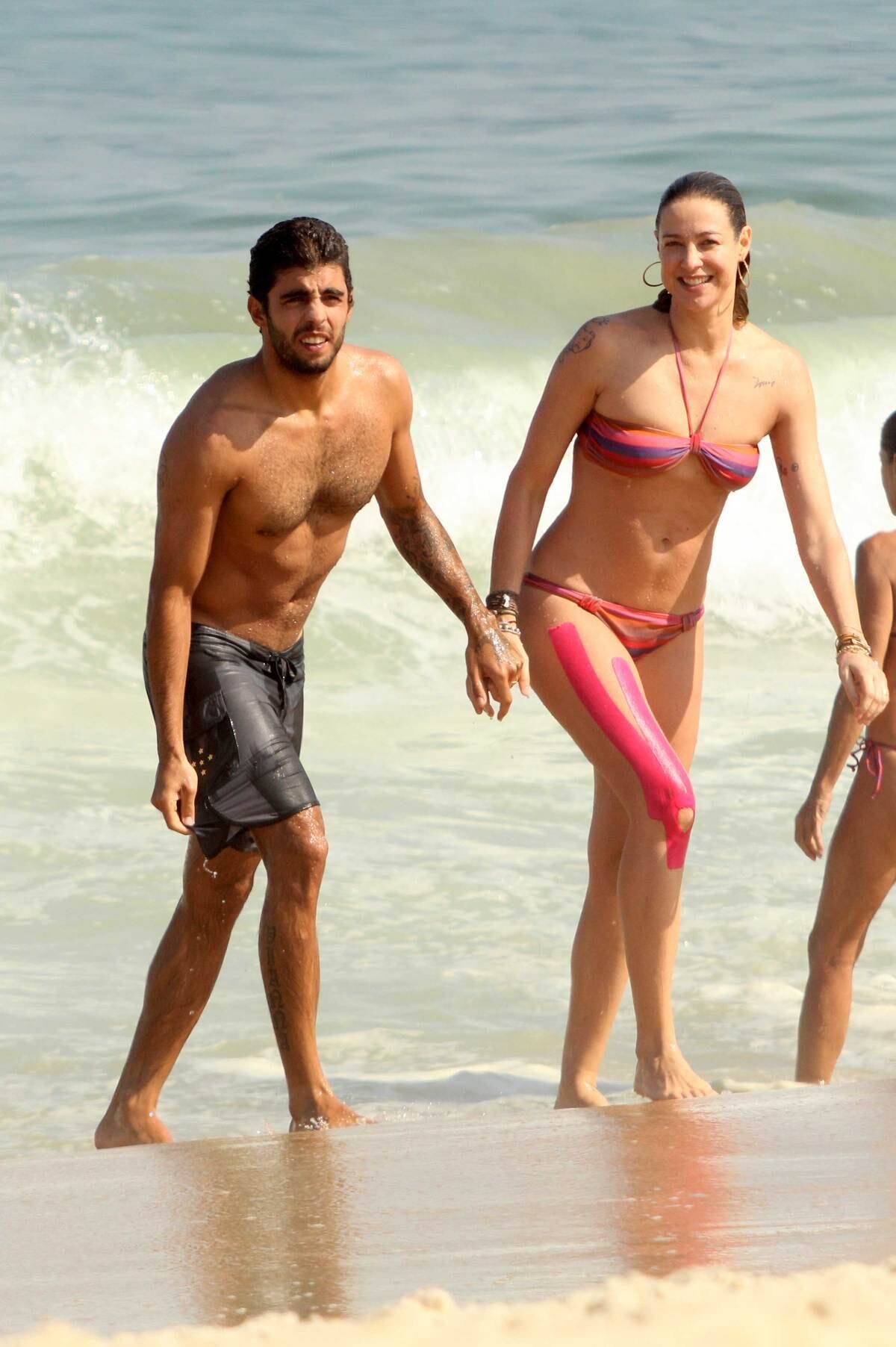 Casal aproveitou o bom tempo para da um mergulho no mar