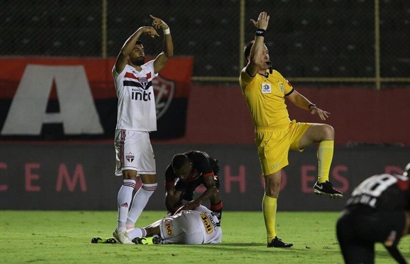 Joao Rojas se machucou na partida contra o Vitória, no Barradão