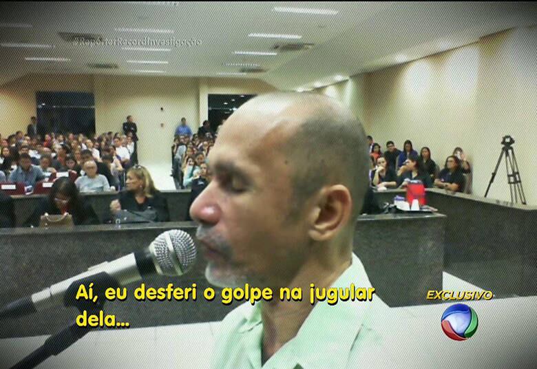 Ele diz que
não se lembra do dia do crime e alega que teve um surto. Mas o programa teve acesso, com exclusividade,
ao depoimento dele na Justiça. Em audiência, Jorge confessa ter desferido o
golpe fatal

• VÍDEO: Canibais de Garanhuns contam detalhes de como matavam e consumiam a carne das vítimas
• No R7 Play você assiste ao Repórter Record Investigação quando e onde quiser. Experimente!
