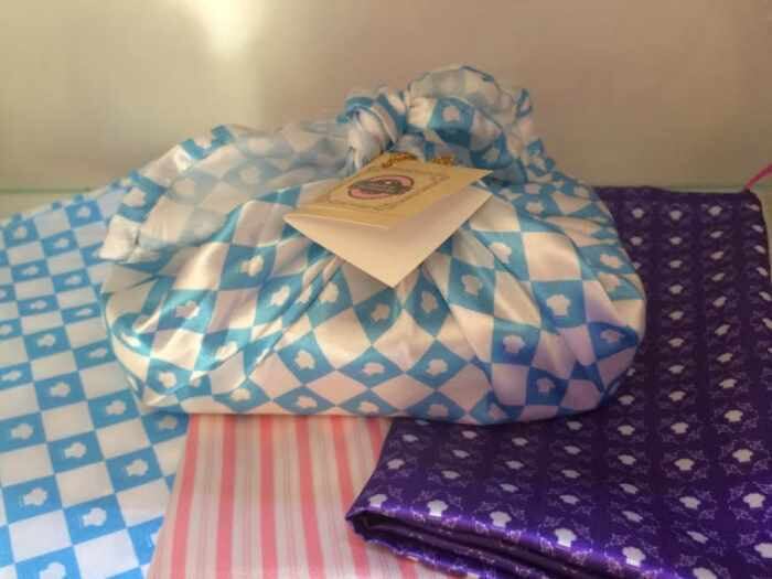 Criativa em suas embalagens, a loja vende até “marmita de brigadeiro”. A mostrada na foto tem 12 e custa R$ 55. Cada unidade do brigadeiro é vendida por R$ 3,50