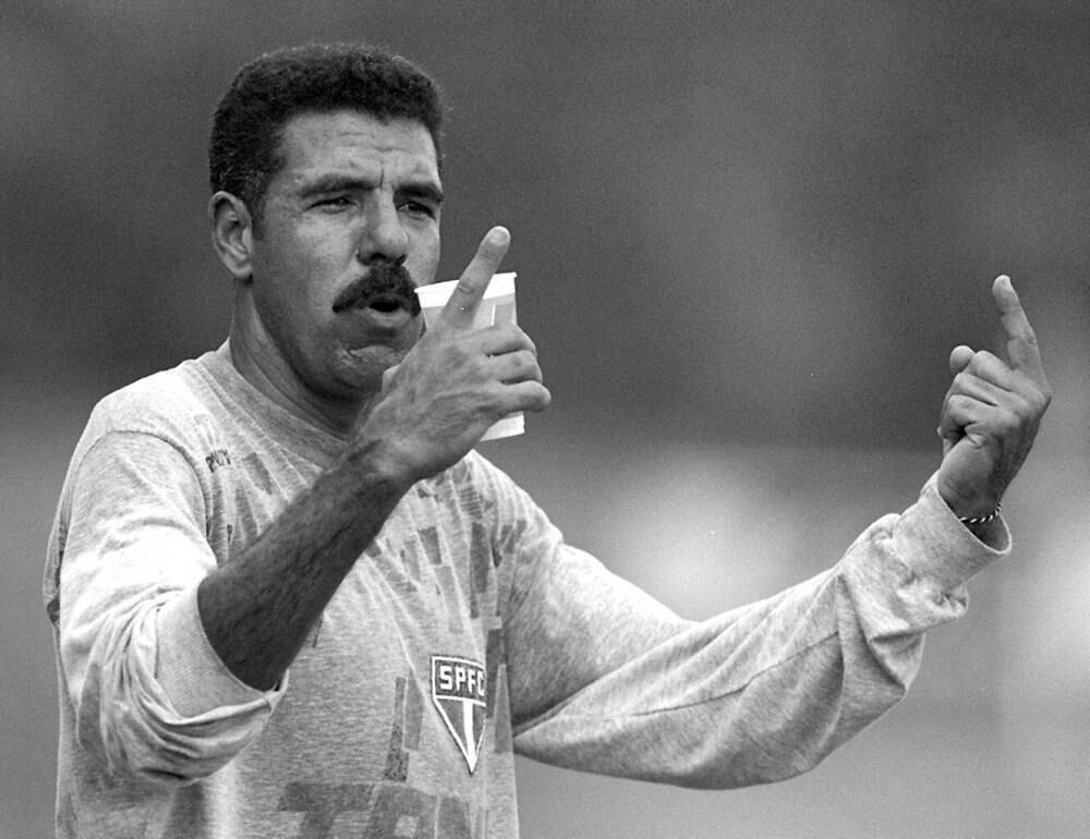 Após uma carreira de sucesso na Europa, Toninho Cerezo
retornou ao Brasil após a conquista da Libertadores de 92 a pedido do técnico
Telê Santana. Foi titular contra o Barcelona e contra o Milan, marcando um gol
contra os italianos. Aposentou-se em 1996, com a camisa do Cruzeiro, e logo
depois virou treinador. Faz muito sucesso no Japão. No Brasil, dirigiu Sport,
Vitória, Guarani e Atlético-MG
