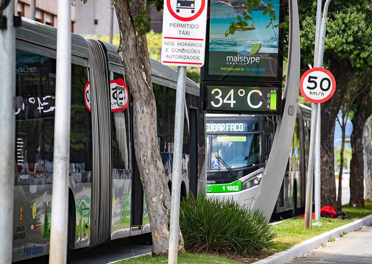 Ônibus na Marquês de São Vicente sob calor intenso