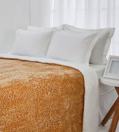 Com toque super macio, o Edredom Sherpa é a
peça ideal para dar aquela sensação de aconchego na hora de dormir. Com duas
faces, uma de fleece estampado em animal print e outra de sherpa