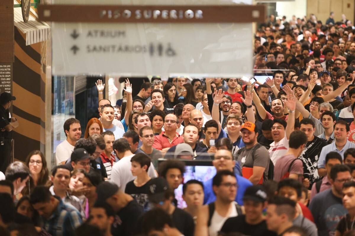 Inaugurada no Shopping Morumbi, essa é a segunda loja da marca no Brasil. Mesmo com inauguração prevista para apenas para as 10 horas da manhã deste sábado, fila começou a ser formada por volta das 6 horas