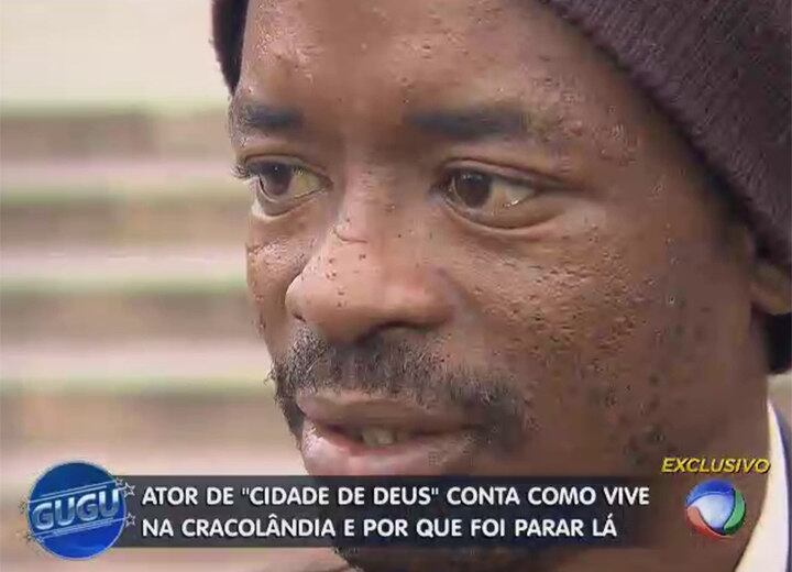 Rubens Sabino Silva foi encontrado na Cracolândia, em São
Paulo, durante uma operação policial. A notícia tomou as manchetes dos
principais portais de notícia do Brasil
+ Personagens que emocionaram no Domingo Show fazem surpresa para Geraldo Luís
+ Anão humorista? Marquinhos imita Geraldo Luís contando histórias de vida
+ Gugu está no Facebook! Curta
+ Siga o perfil da atração no Twitter