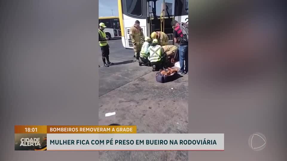 Mulher é socorrida após ficar com o pé preso em um bueiro da Rodoviária do Plano Piloto