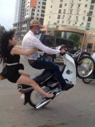 Esse motoqueiro tinha uma namorada!