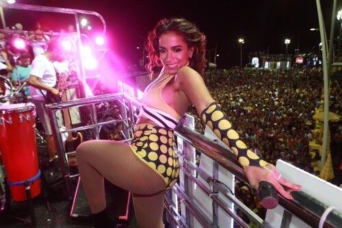 Anitta comandou o Bloco das Poderosas no final da tarde desta sexta-feira (1) em Salvador