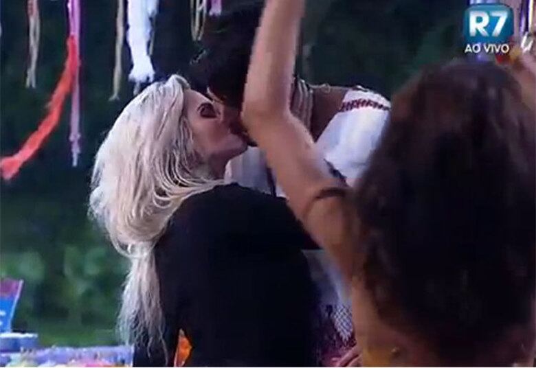 E também teve romance na participação
de Bimbi. O modelo se envolveu com a também modelo Veridiana Freitas. Foi na
segunda festa da temporada que o primeiro beijo entre o casal aconteceu

+ "Eu prefiro esquecer a Mara como jogadora", diz Douglas sobre ex-peoa de A Fazenda
+ Peões relembram trajetória de Amaral no reality e Rayanne afirma: "Ele é um cara muito iluminado"
+ Em atividade, Minerato fala sobre Thiago Servo: "Por mais que eu queira ele não vai sair da minha vida"

