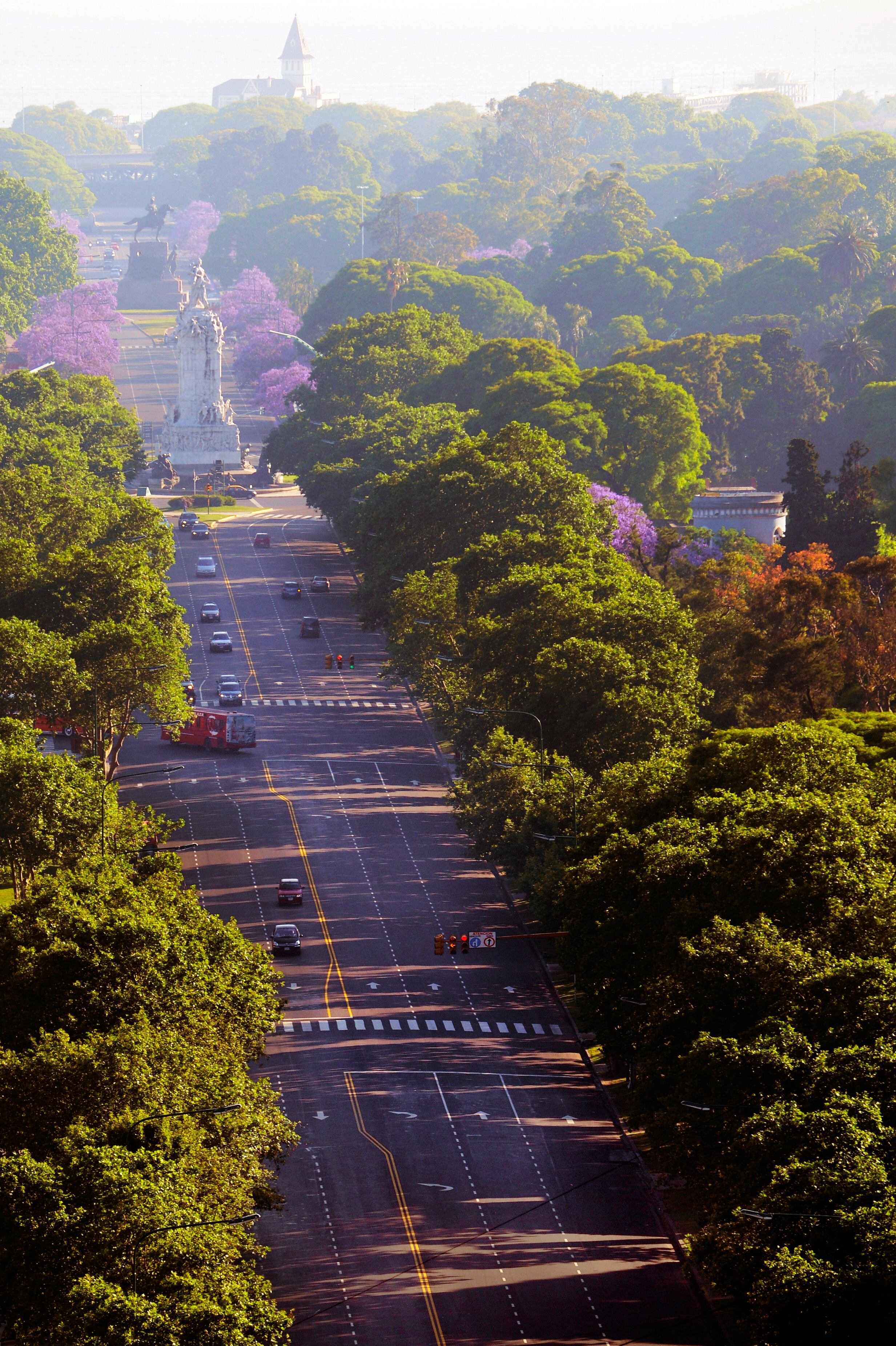 A Avenida Sarmiento, normalmente congestionada, estava quase vazia na manhã desta terça-feira (20), assim como as principais ruas do centro de Buenos Aires