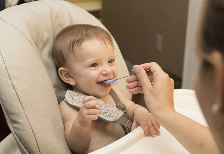Maria Beatriz reforça os cuidados que devem ser tomados para garantir a segurança alimentar neste processo: “O alimento pronto deve ser consumido ou levado ao refrigerador na sequência. Quanto menor o tempo exposto em temperatura ambiente, menor será a chance de proliferação de microrganismos; uma vez descongelado, o alimento não pode ser congelado novamente; o descongelamento não deve ser feito em temperatura ambiente. Uma dica é transferir para a geladeira na véspera ou levar o alimento direto para a panela”.