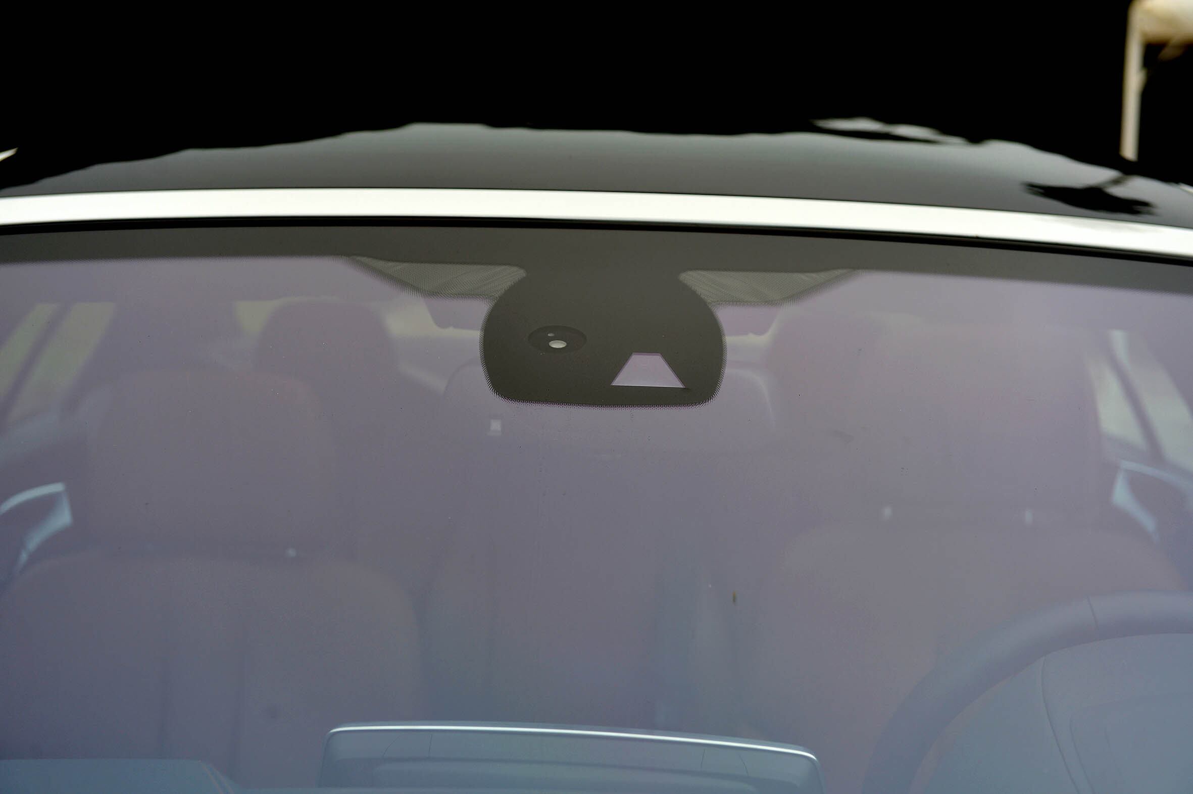 No topo do para-brisas há outros sensores que complementam a parafernália eletrônica que auxilia na condução do Gran Coupe