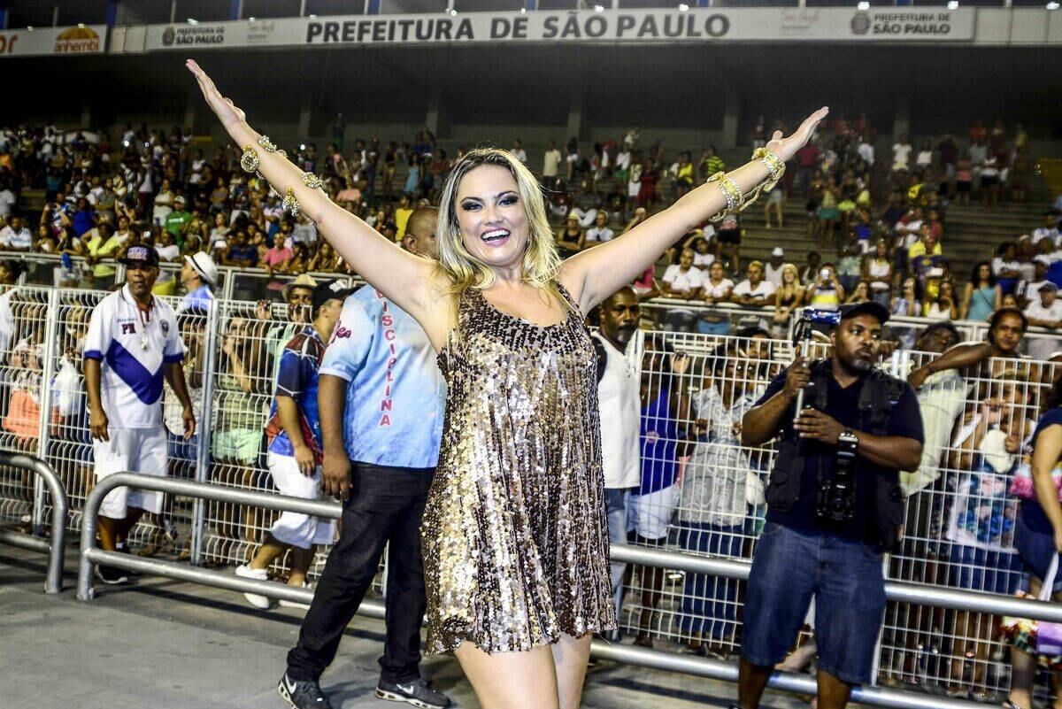 Que cobria todo o seu tronco. Nada de bumbum, barriga e seio à mostra