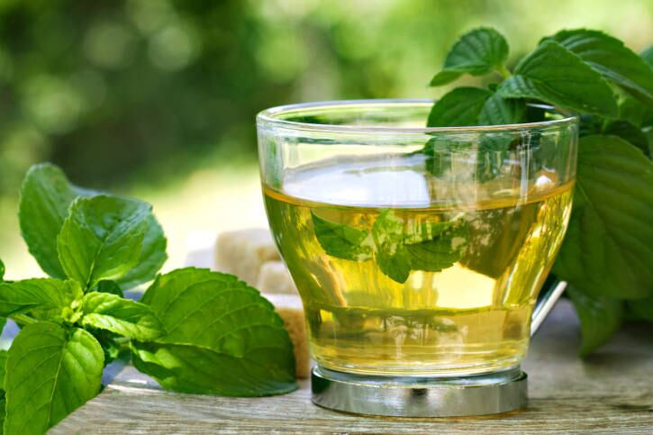 Chá-verde emagrece?


Verdade. O chá-verde é rico em cafeína e catequeninas, substâncias que estimulam a termogênese aumentando o gasto calórico e ativando o metabolismo. Mesmo com todos os benefícios, a nutróloga alerta que a bebida é apenas coadjuvante na dieta