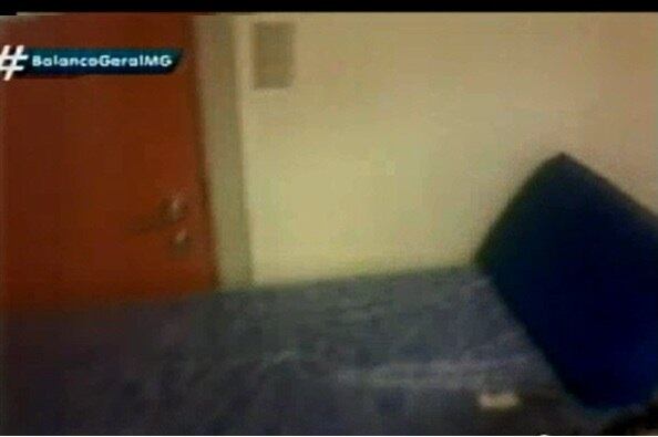 Sophia veio ao mundo nesta maca. Ela não respirava e não tinha batimentos cardíacos. A mãe afirma que só recebeu atendimento depois do parto.
— A Sophia ainda ficou desacordada por volta de cinco minutos, sem cortar o cordão umbilical, porque não tinha tesoura, nem obstetra. Só apareceu uma enfermeira para ajudar.