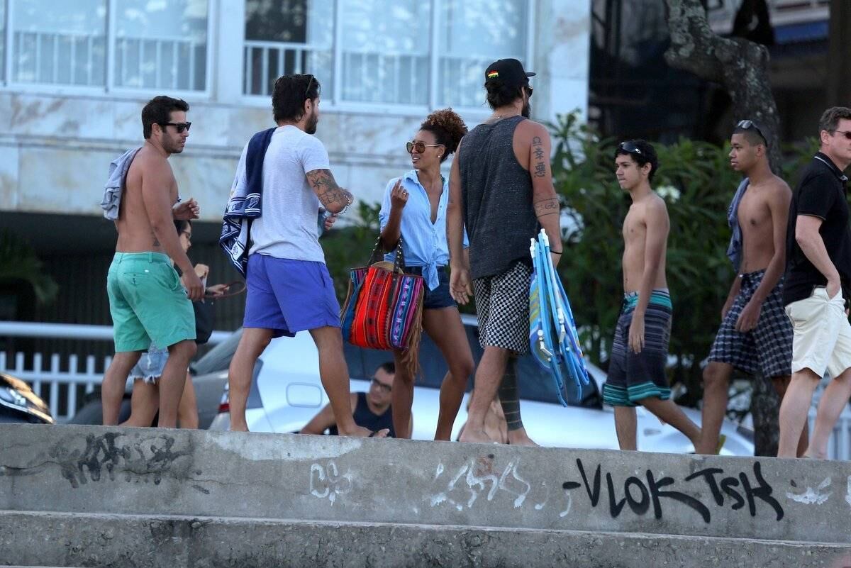 Sheron Menezes exibe corpão em dia de praia com os amigos no Rio de Janeiro