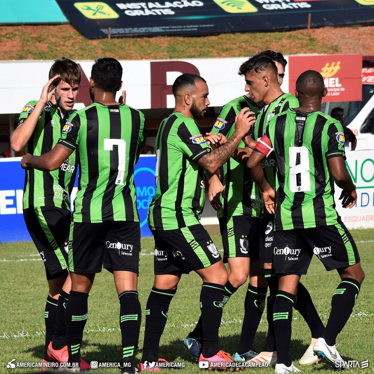 O Campeonato Mineiro 2020 está suspenso por tempo indeterminado também. No momento, o América-MG é o líder, com Atlético-MG em terceiro e Cruzeiro em quinto lugar