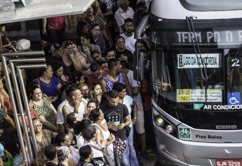 Ônibus ficaram lotados nesta quinta-feira (18) com a paralisação do Metrô de SP